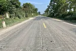 Mặt đường Hồ Chí Minh đoạn qua huyện Hương Khê bị rạn nứt kéo dài. (Ảnh: Hữu Quyết/TTXVN) 