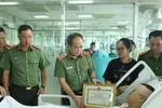 Trung tướng Nguyễn Thanh Tùng đã trao Bằng khen của Ủy ban Nhân dân thành phố cho Đại úy Lê Đình Công. (Nguồn: Tuổi trẻ Công an Thủ đô) 