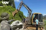 Huy động máy móc để di dời các tảng đá lớn