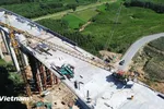 Nhà thầu thi công một cầu vượt qua thung lũng trên tuyến cao tốc Bắc-Nam phía Đông. (Ảnh: Khánh Hùng/Vietnam+)