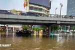 Thành phố Hà Nội vẫn còn rất nhiều điểm ngập úng trên nhiều tuyến phố nội đô. (Ảnh: Hoài Nam/Vietnam+) 