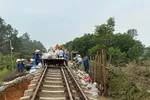 Ngành đường sắt xuyên đêm sửa chữa nền đường ray bị lũ cuốn trôi