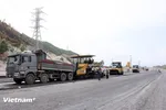 Thi công thảm nhựa nền đường một Dự án thành phần cao tốc Bắc-Nam phía Đông. (Ảnh: Quốc Khánh/Vietnam+)