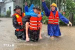 Lực lượng bộ đội và dân quân xã Duy Xuyên, thành phố Đà Nẵng giúp dân vùng lũ. (Ảnh: Trần Tĩnh/TTXVN)