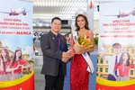 Hoa hậu Miss Cosmo 2024 Ketut Permata Juliastrid Sari cùng Vietjet chào đón hành khách trên chuyến bay khai trương.