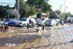 Tuyến đường Nguyễn Thông (phường Phú Thủy, tỉnh Lâm Đồng), nối từ trung tâm Phan Thiết đi Mũi Né nhiều đoạn ngập sâu. (Ảnh: Hồng Hiếu/TTXVN)