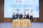 Bà Vũ Nam Hương – Phó Tổng Giám đốc LPBank (phải) và ông Nguyễn Đức Trung - Phó Cục trưởng Cục Phát triển Doanh nghiệp tư nhân và Kinh tế tập thể, Bộ Tài chính (trái) - đại diện hai đơn vị thực hiện ký kết Biên bản ghi nhớ hợp tác
