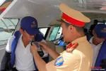 Cảnh sát kiểm tra nồng độ cồn đối với một thuyền trưởng. Ảnh: HIẾU GIANG