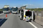 Ô tô lật ngang trên cao tốc TPHCM - Long Thành - Dầu Giây
