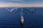Mãn nhãn biên đội tàu vũ trang diễu binh trên biển