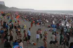 Biển Sầm Sơn 'ken đặc' người dịp cuối tuần
