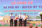 UBND xã Phú Mỹ nhận quyết định đạt chuẩn nông thôn mới và phần thưởng của UBND tỉnh Sóc Trăng