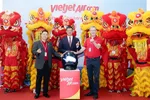 Tổng Lãnh sự Trung Quốc tại TPHCM Ngụy Hoa Tường (giữa), Phó Tổng giám đốc vận hành Vietjet Micheal Hickey (bên phải ngoài cùng) và Phó Tổng giám đốc thương mại Vietjet Nguyễn Bác Toán thực hiện nghi thức khai trương đường bay