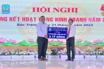 Ông Lâm Dủ Nhơn (phải) Chủ tịch Công ty TNHH XSKT Sóc Trăng troa 5 tỷ đồng tài trợ học bổng Lương Định Của