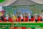 Các đại biểu trong nghi thức khởi công nhà máy