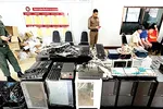 Cảnh sát Thái Lan thu giữ các thiết bị dùng để lừa đảo tại khu vực gần biên giới với Myanmar. Ảnh: COMMSRISK