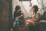 Gen Z: Mua cô đơn buộc mình