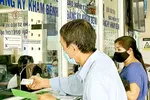 Người dân đăng ký khám chữa bệnh