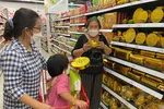 Người dân mua sắm tại một siêu thị. Ảnh: HOÀNG HÙNG 