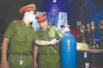 Công an kiểm tra các bình khí N2O ở quán bar, vũ trường