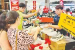 Gần 22 giờ đêm 28-4, khách còn mua hàng tại AEON Mall quận Tân Phú