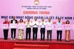 Ông Nguyễn Phước Lộc trao bảng tượng trưng chăm lo tết người khó khăn đến các đơn vị, tổ chức thành viên của Ủy ban MTTQ Việt Nam TPHCM