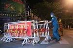 Lực lượng chức năng thu hồi rào cản tại khu vực sau khi hết thời gian phong tỏa. Ảnh: NGUYỄN CƯỜNG