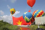 TPHCM: Khinh khí cầu kéo đại kỳ mừng ngày Quốc khánh 2-9