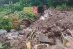 Khu vưc gần Cửa khẩu quốc tế Cầu Treo bị sạt lở, nhiều phương tiện mắc kẹt