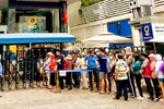 People line up to buy gold at SJC Company (Nguyen Thi Minh Khai Street, District 3, HCMC) on June 10. Photo: HOANG HUNG