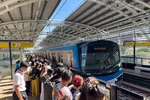 Người dân chờ lên metro số 1, Bến Thành - Suối Tiên (TPHCM). Ảnh: HOÀNG HÙNG