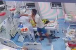 Camera ghi lại hành vi người đàn ông dùng tay đánh nhân viên y tế