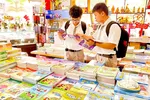 Học sinh mua sách giáo khoa tại Nhà sách Nguyễn Văn Cừ, phường Chợ Quán, TPHCM cho năm học mới. Ảnh: HOÀNG HÙNG