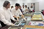 Đại diện Sở VH-TT và Bảo tàng Mỹ thuật TPHCM mở niêm phong bộ sưu tập “Từ Mỹ thuật Đông Dương đến Mỹ thuật Gia Định (1925-1975)”, được ông bà Lê Tất Luyện - Thụy Khuê hiến tặng