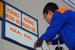 Dự báo giá xăng trong nước giảm 100-300 đồng/lít chiều nay