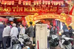 Người dân Hà Nội chen mua vàng trước ngày Vía Thần tài