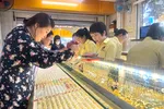 Người dân tranh thủ mua vàng khi giá lao dốc