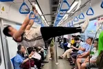 Đề nghị công an xử lý vụ nam thanh niên hít xà đơn trên tàu metro