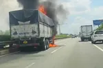 Xe tải bốc cháy dữ dội trên cao tốc TPHCM - Long Thành - Dầu Giây