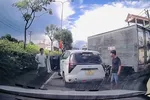 TPHCM: Xử lý hai tài xế ô tô chèn ép nhau giữa đường