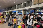 Ga Quốc tế Sân bay Tân Sơn Nhất đông nghịt Việt kiều về quê ăn tết rạng sáng 25-1. Ảnh: QUỐC HÙNG