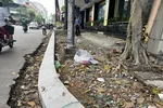 Vỉa hè đang được sửa chữa. Ảnh: QUỐC HÙNG