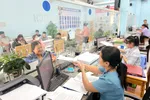 Công chức UBND phường An Phú Đông, quận 12 giải quyết hồ sơ cho người dân