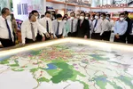 Chủ tịch nước Nguyễn Xuân Phúc nghe giới thiệu quy hoạch khu Tây Bắc TPHCM.