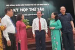 Bí thư Thành ủy Nguyễn Văn Nên trao đổi cùng các đại biểu dự kỳ họp.