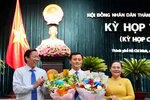 Chủ tịch UBND TP Phan Văn Mãi và Chủ tịch HĐND TP Nguyễn Thị Lệ chúc mừng Phó Chủ tịch Bùi Xuân Cường.