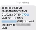 Nhiều khách hàng bị "sốc" khi NH thu phí SMS Banking đến 77.000 đồng, tăng gấp 5-7 lần so với trước đây.
