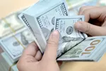 Giá mua bán USD cùng giảm trên thị trường chính thức và tự do