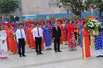 Lãnh đạo TPHCM cùng các cặp đôi dâng hoa lên Chủ tịch Hồ Chí Minh