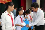 Đồng chí Bùi Thanh Nhân trao quà đến học sinh bị ảnh hưởng bởi bão số 10 tại tỉnh Hà Tĩnh